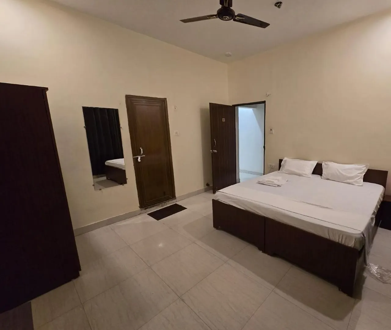 Homaya Benares 0*,  India